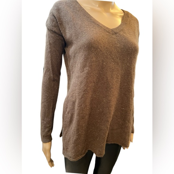 Cozy v neck sweater with side slits - Picture 5 of 11
